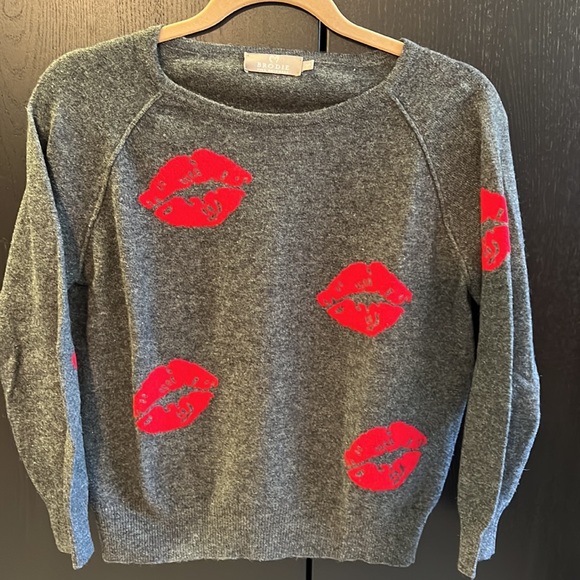 Ladies Brodie Fine Cashmere Grey Sweater with Lips. Size Small - Picture 1 of 6